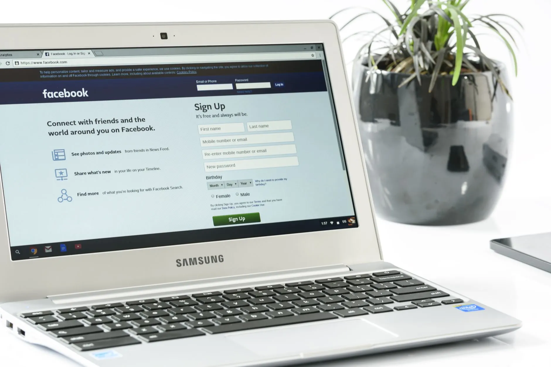Tại sao các landing page dạng 'tối giản' lại khiến khách hàng nghi ngờ độ uy tín của thương hiệu?