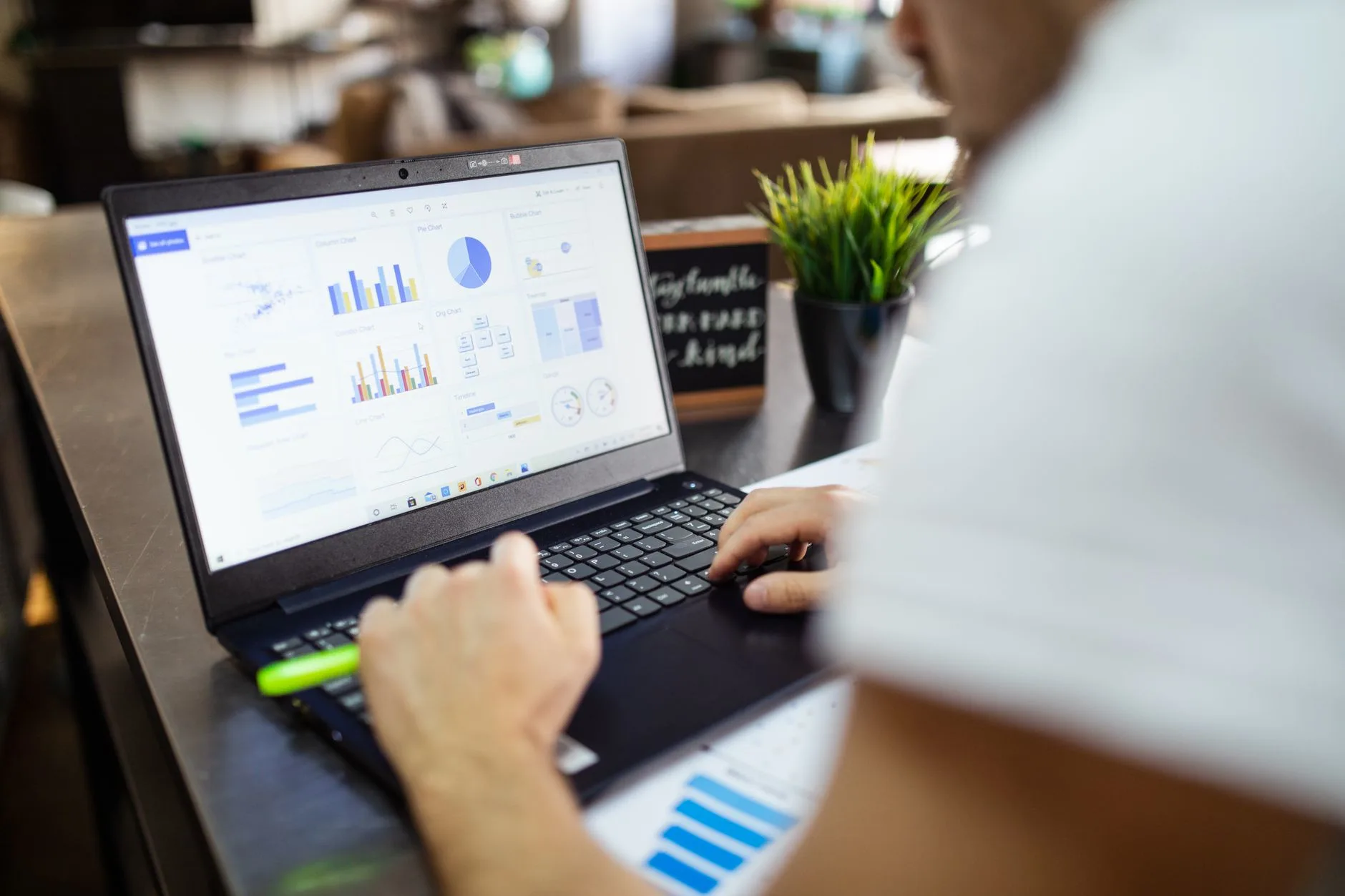 Sự lỗi thời của Vector Database: Tại sao cấu trúc dữ liệu truyền thống vẫn là nền tảng cho website tốc độ cao